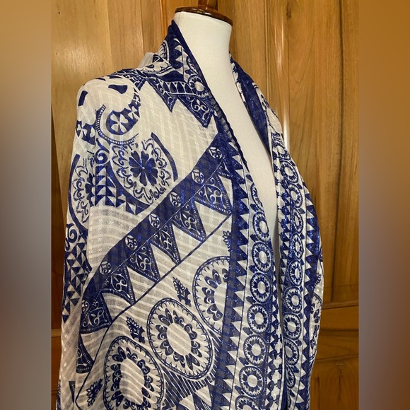 C - Shimmering Deep Blue & Bright White Lightweight Woven Scarf, Rough Hem - EUC - Picture 12 of 16